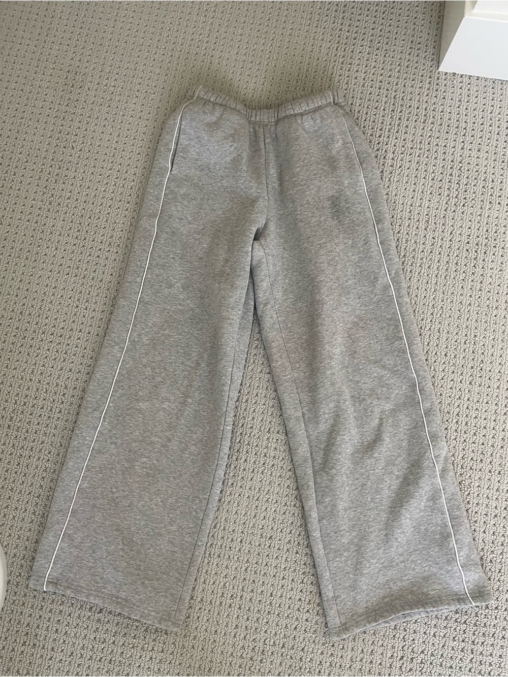 Edikted Gray Wide-Leg Sweatpants with Side Stitching